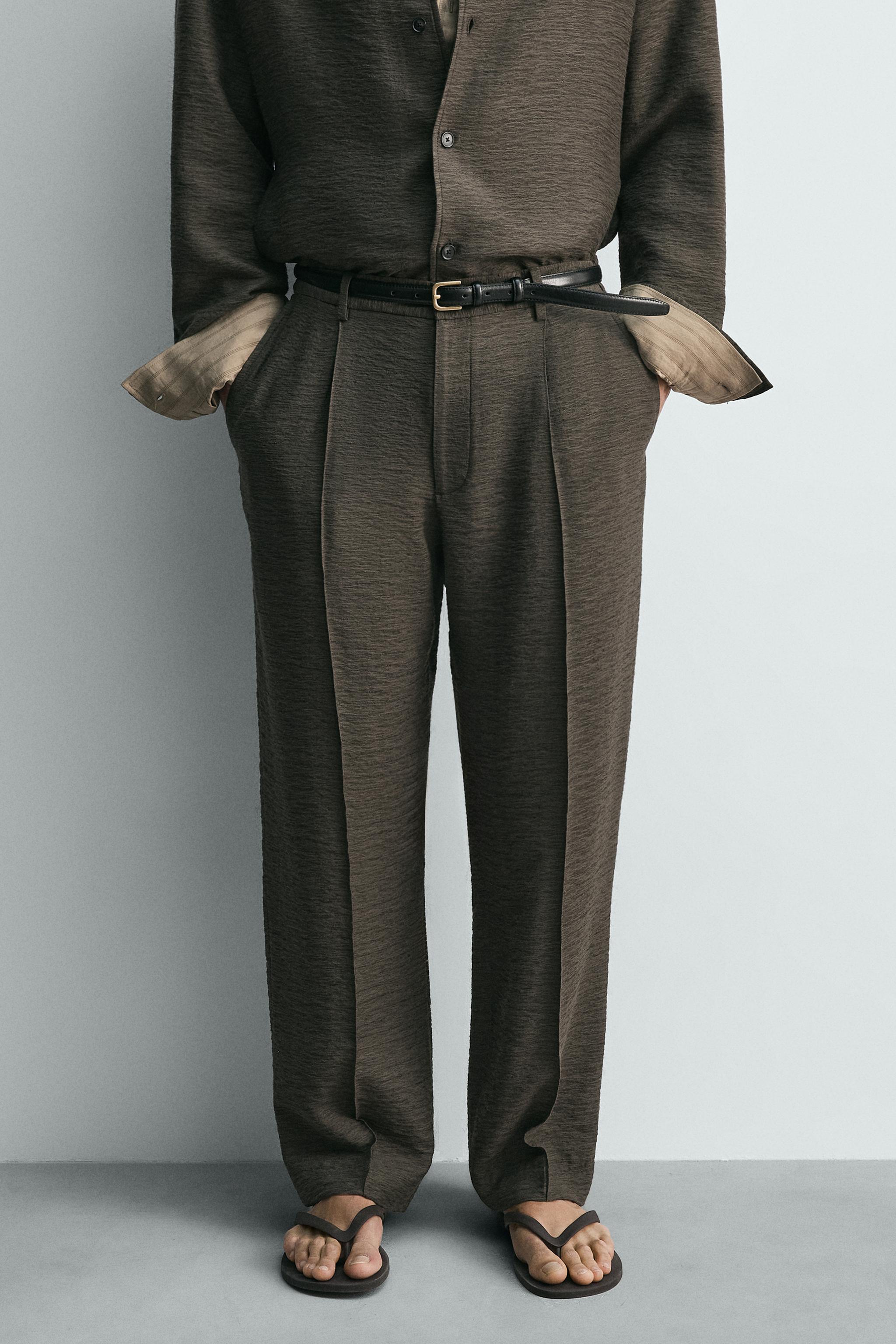 FLOWY TEXTURED PLEATED PANTS